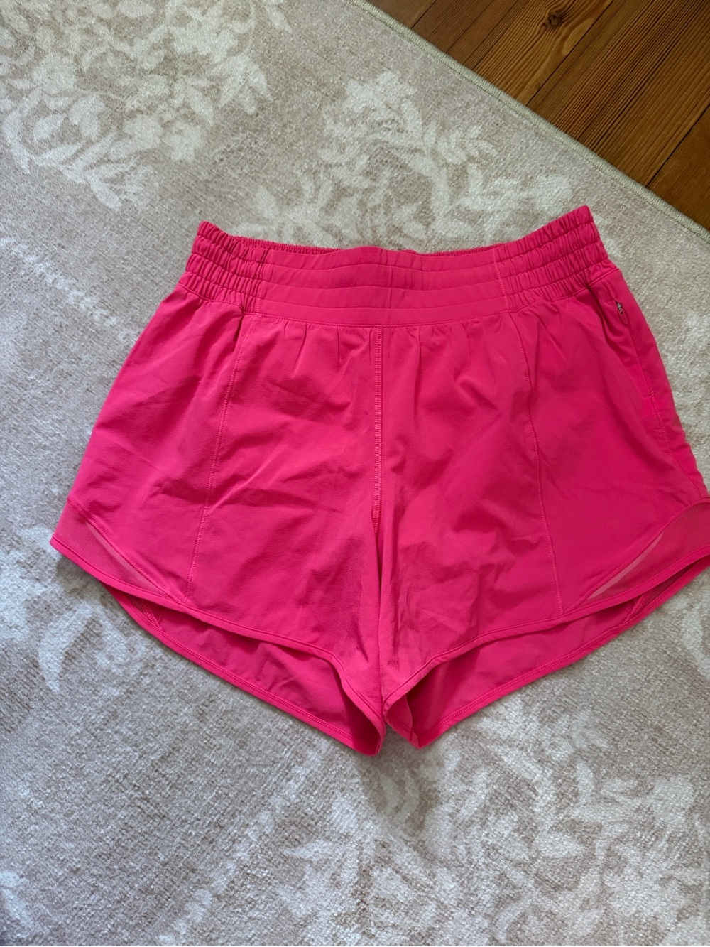 Lululemon size 6 high rise 4” hotty hots - bright pink